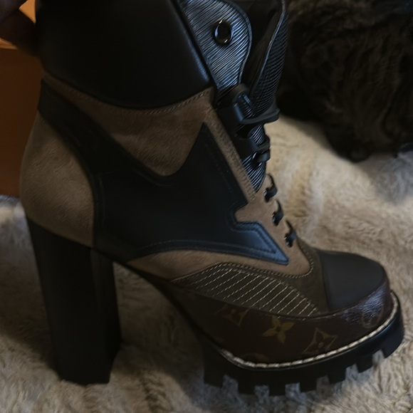 LOUIS VUITTON 
Suede Calfskin Monogram Star Trail Ankle Boots 40 Khaki - Picture 9 of 12